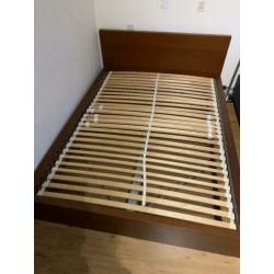 Bed met lattenbodem en nachtkastje van de IKEA (140 cm)