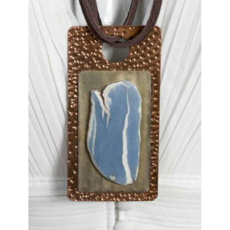 Blauwe Angeliet edelsteen hanger aan leren koord - handmade