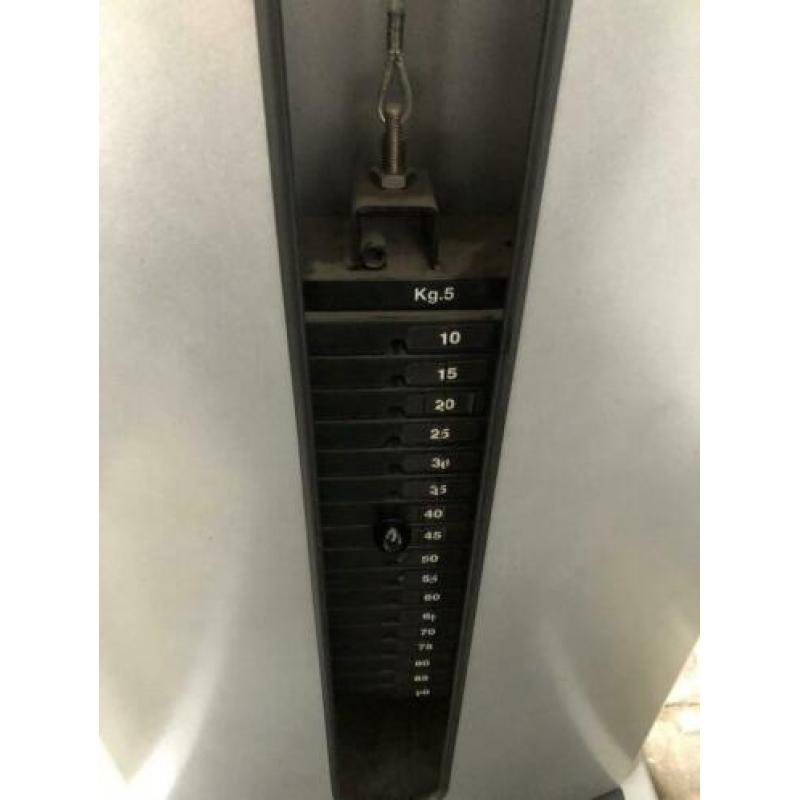 Leg extension machine