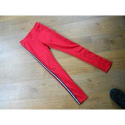 Rode broek, maat 164.