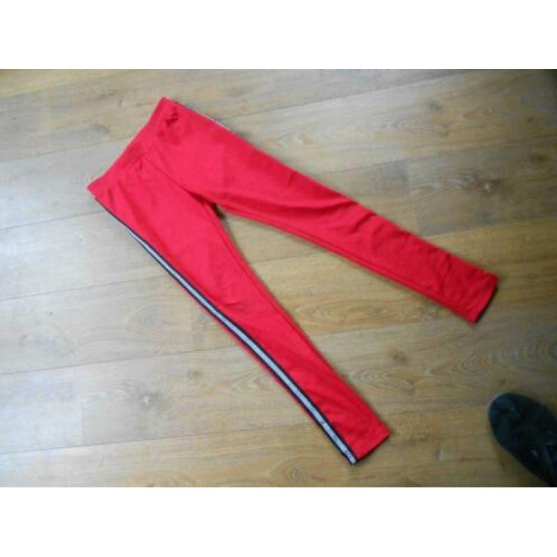 Rode broek, maat 164.