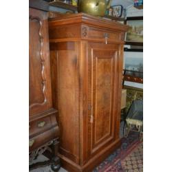 Prachtige grote antieke 1 deurs kast van notenhout. Ca. 1900