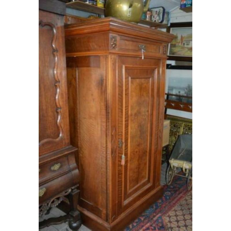 Prachtige grote antieke 1 deurs kast van notenhout. Ca. 1900