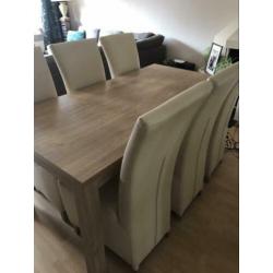 6 witte stoelen