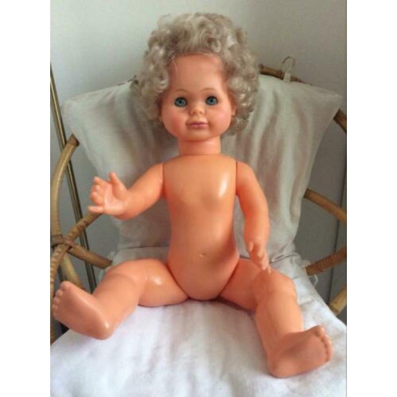 Babypop 70 cm groot. Kan babykleren aan.