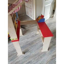Houten speelgoed winkel met weegschaal