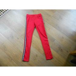 Rode broek, maat 164.