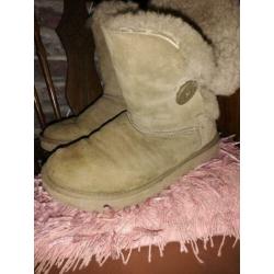 Beige uggs
