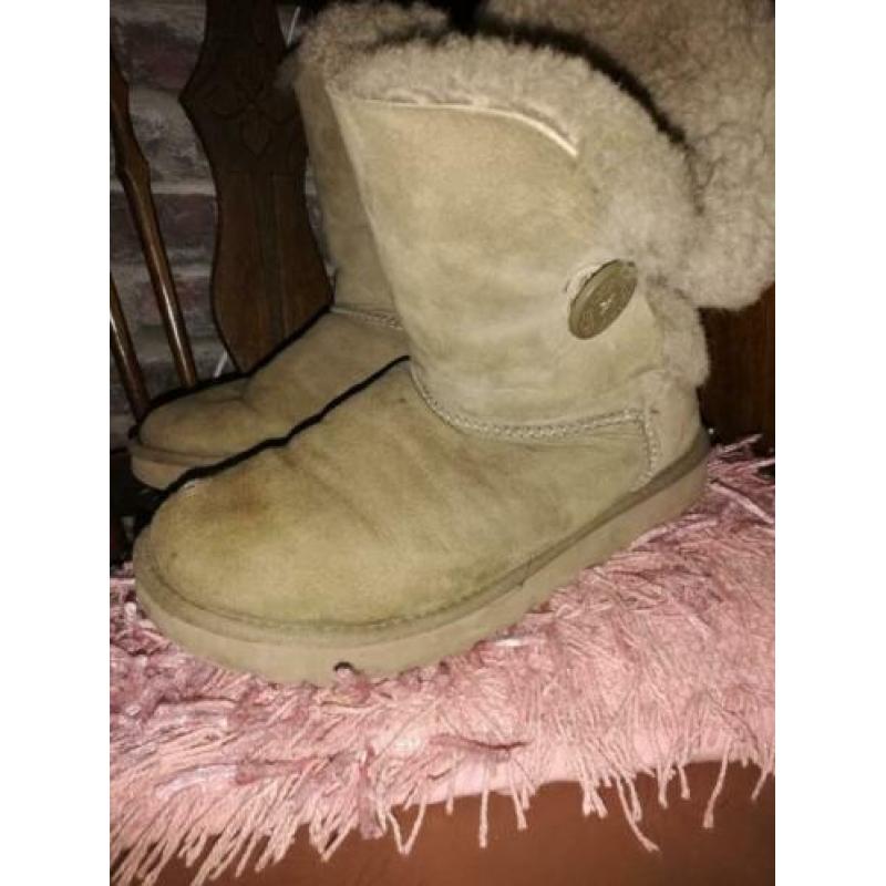 Beige uggs