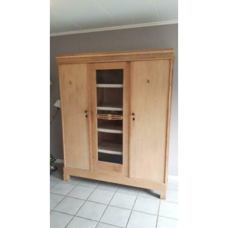 Brocante wandkast met vitrine