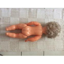 Babypop 70 cm groot. Kan babykleren aan.