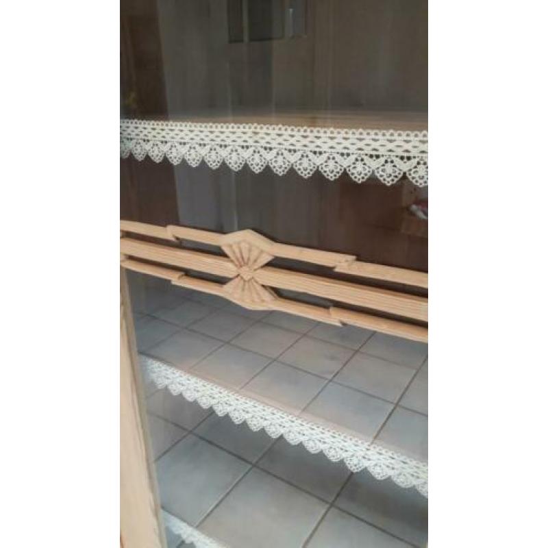 Brocante wandkast met vitrine
