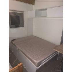 Wit inklapbed incl matras met opbergruimte