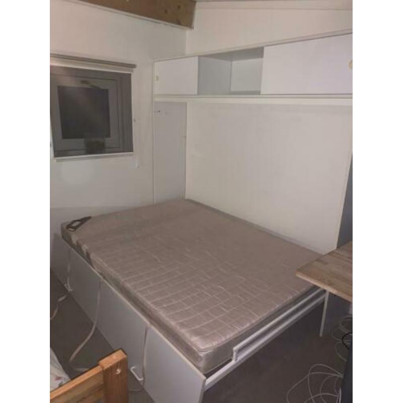 Wit inklapbed incl matras met opbergruimte