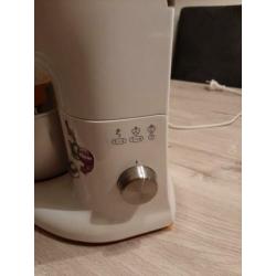 Keukenmachine met alles erop en eraan