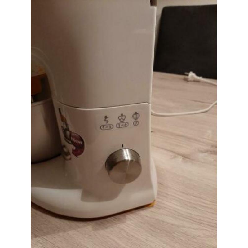 Keukenmachine met alles erop en eraan