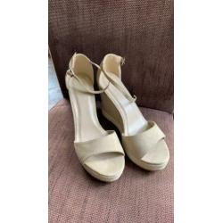 Leuke sandalen met plateau hak