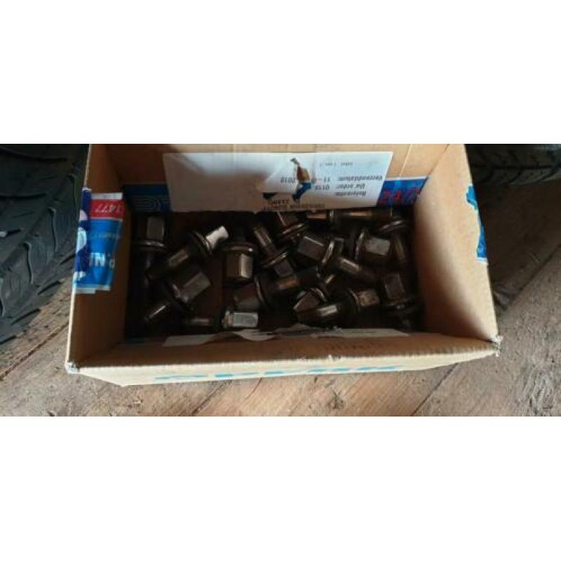 Speedline 14 inch van Peugeot 405 incl. bouten en 2 naafkapp