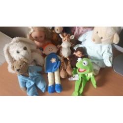 12 Poppen en knuffels