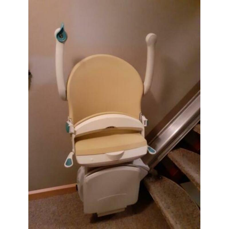 Handicare traplift 2 x 4 jaar oud