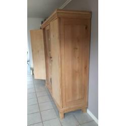 Brocante wandkast met vitrine