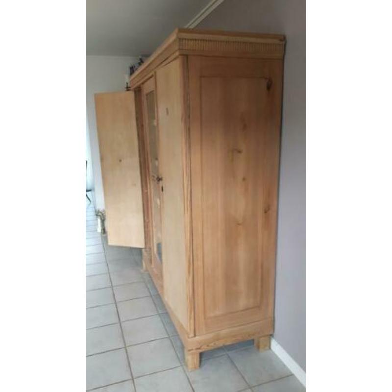 Brocante wandkast met vitrine