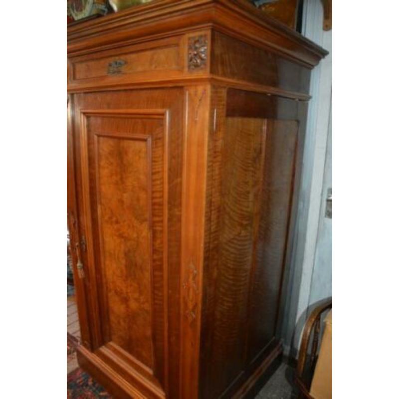 Prachtige grote antieke 1 deurs kast van notenhout. Ca. 1900