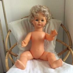 Babypop 70 cm groot. Kan babykleren aan.