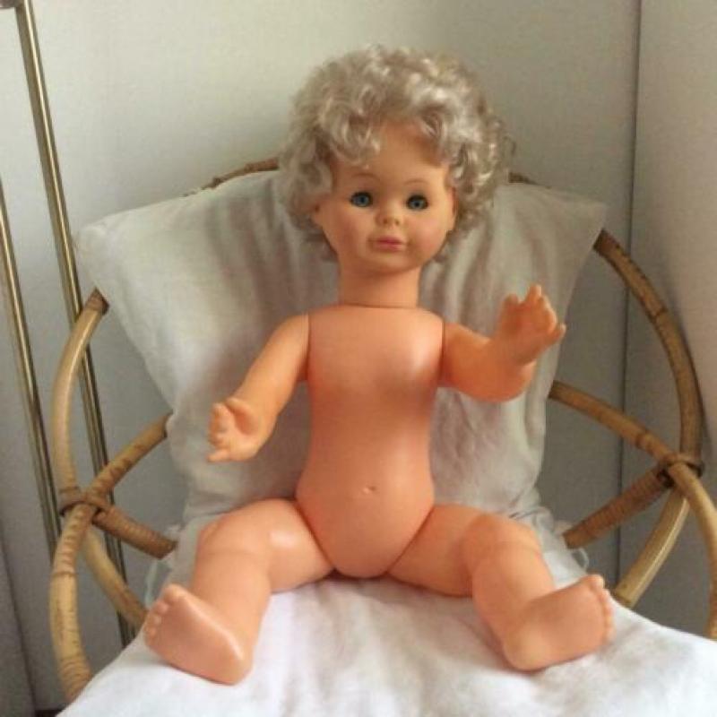 Babypop 70 cm groot. Kan babykleren aan.