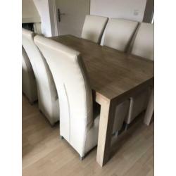 6 witte stoelen