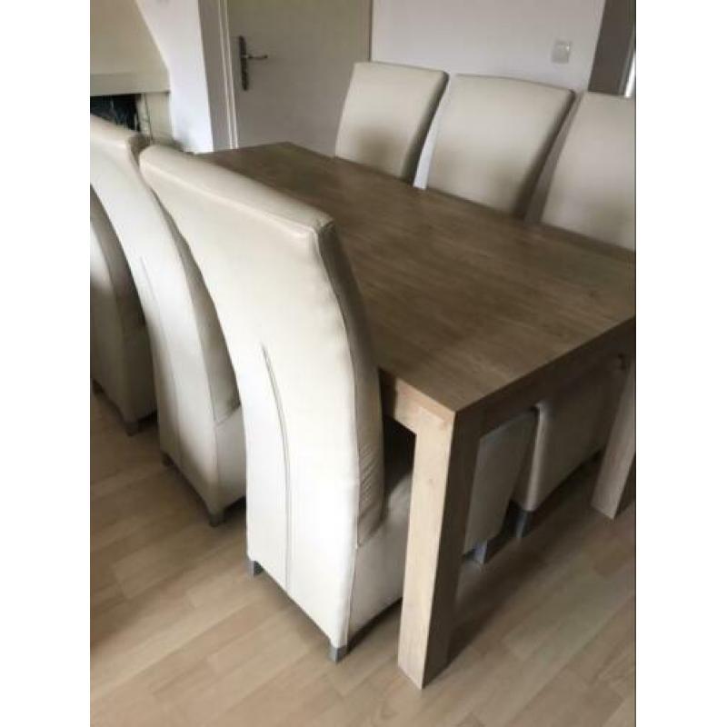 6 witte stoelen