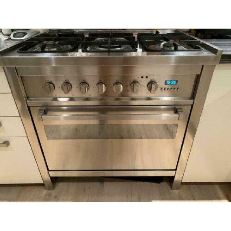 RVS fornuis met heteluchtoven en grill merk M -System.