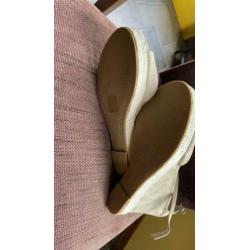 Leuke sandalen met plateau hak