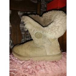 Beige uggs