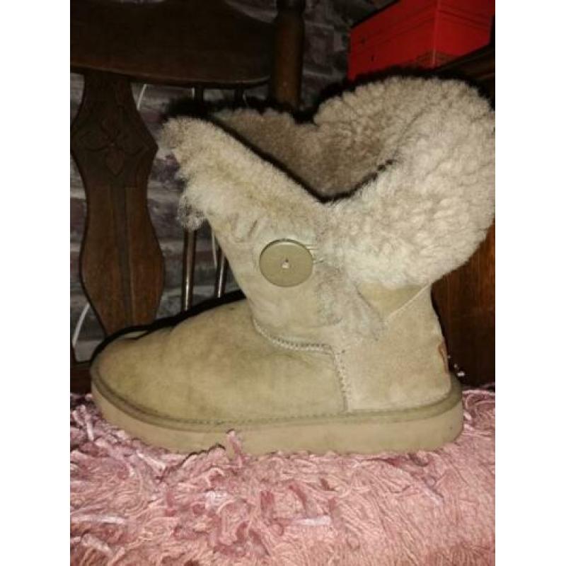 Beige uggs