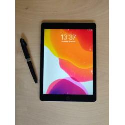 iPad Air 2 16GB WiFi space grey met Griffin Case & oplader