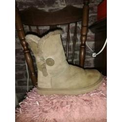 Beige uggs
