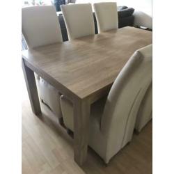 6 witte stoelen