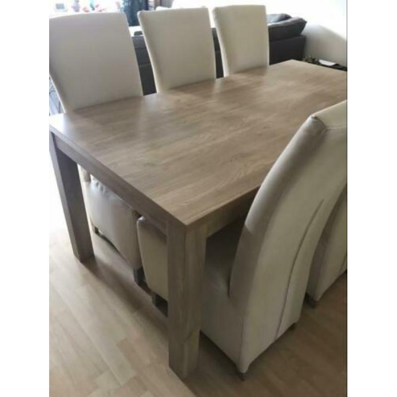 6 witte stoelen