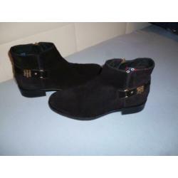Merk: Tommy Hilfinger suede laarsje maat 38 kleur zwart .