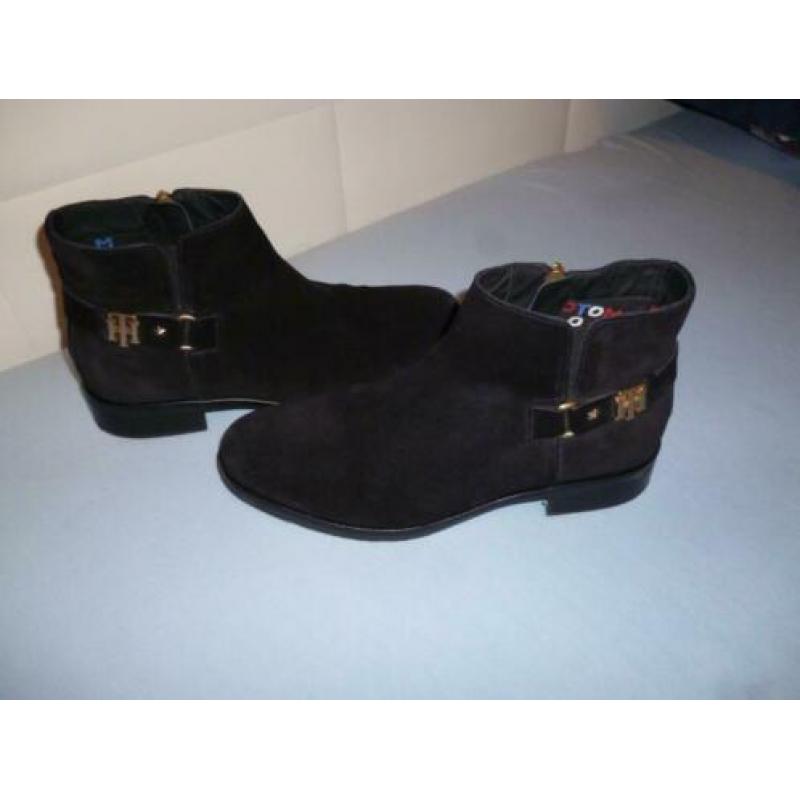 Merk: Tommy Hilfinger suede laarsje maat 38 kleur zwart .