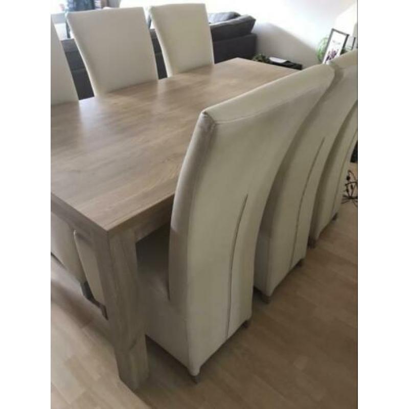 6 witte stoelen