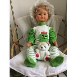 Babypop 70 cm groot. Kan babykleren aan.