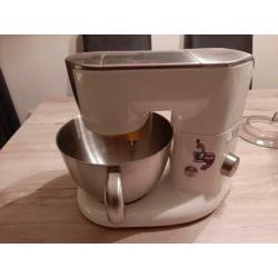 Keukenmachine met alles erop en eraan