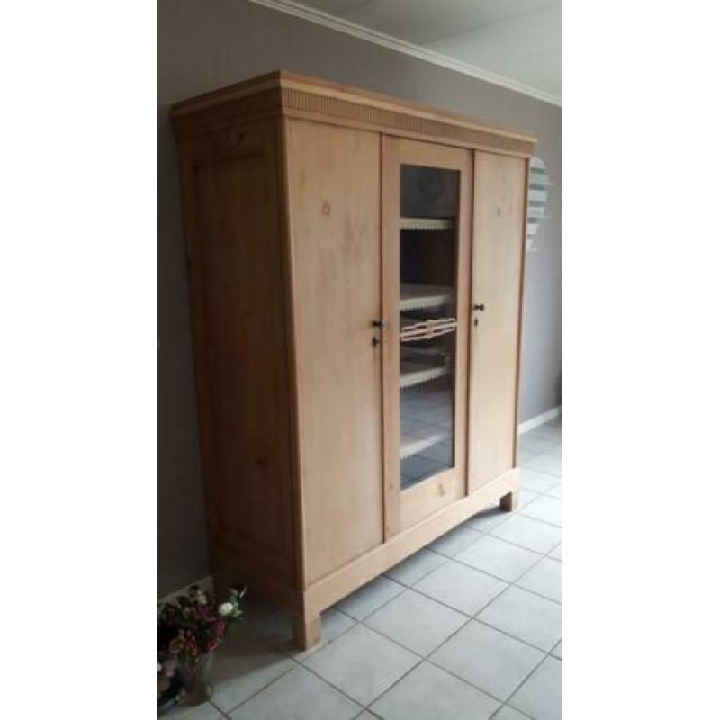 Brocante wandkast met vitrine