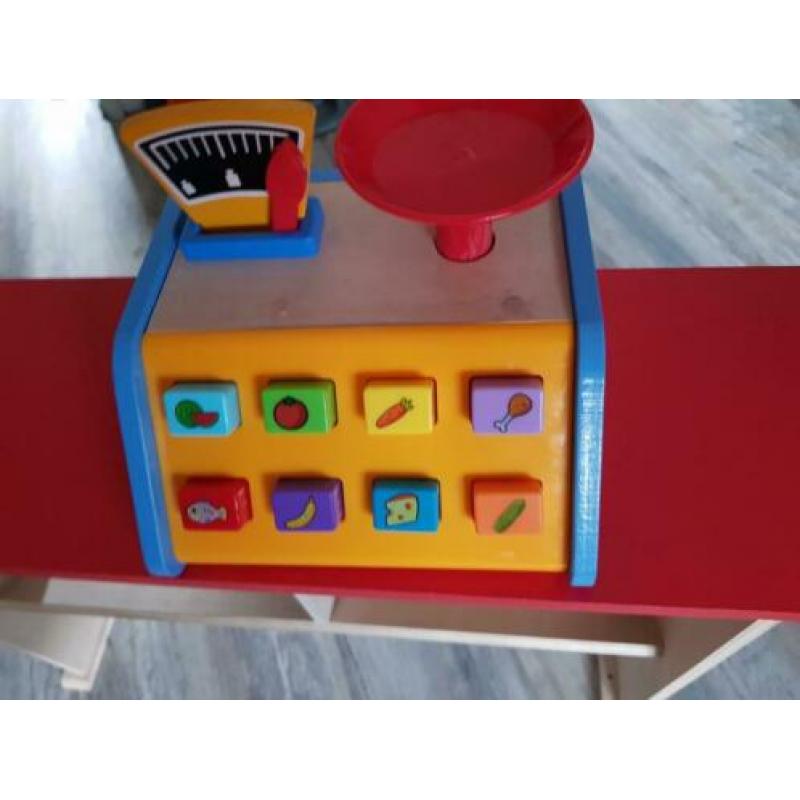 Houten speelgoed winkel met weegschaal