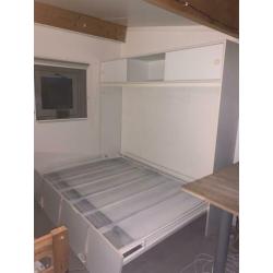 Wit inklapbed incl matras met opbergruimte