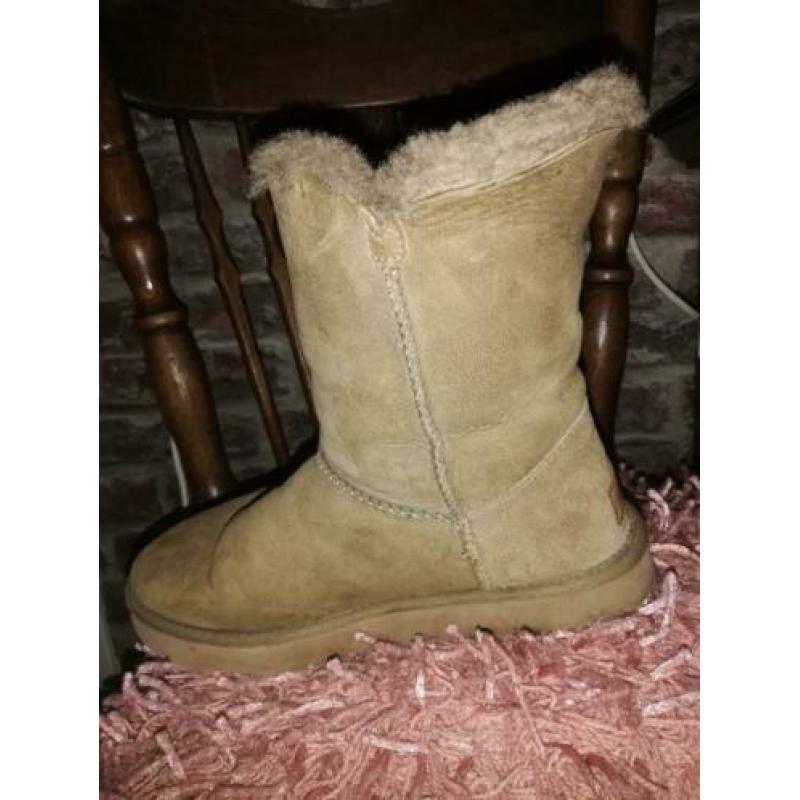 Beige uggs