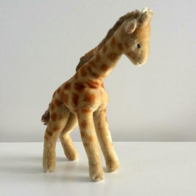 Twee Steiff giraffes