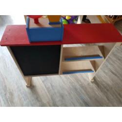 Houten speelgoed winkel met weegschaal